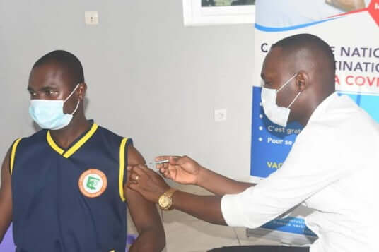 Après AstraZeneca, la Côte-d’Ivoire lance le vaccin Pfizer lundi
