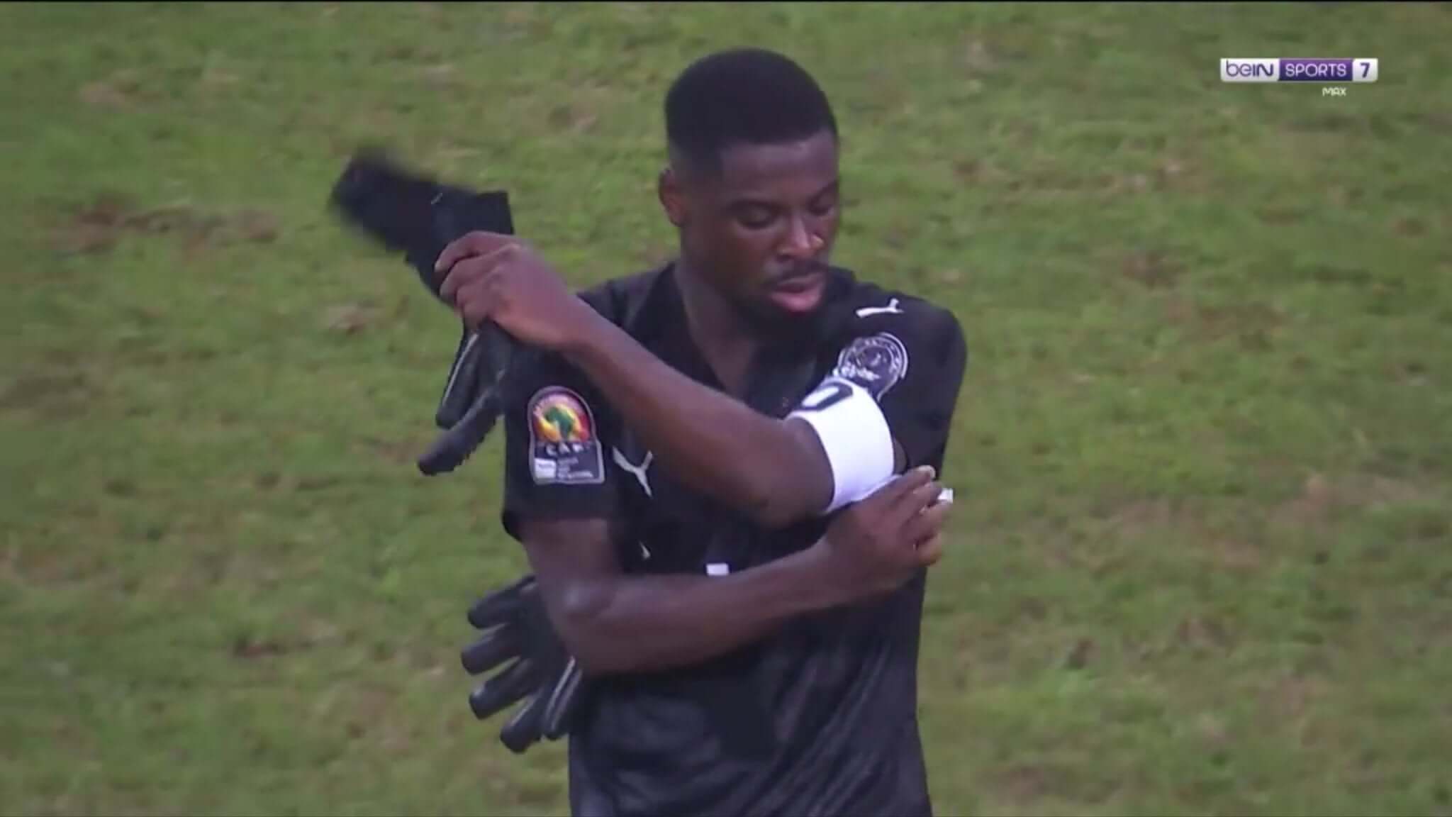 La boulette incroyable du gardien de la Côte d’Ivoire qui permet à la Sierra Leone d’égaliser en fin de match (2-2). Blessé, il est remplacé par… Serge Aurier dans les buts
