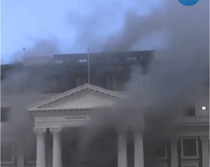 Le parlement sud-africain au Cap ravagé par un incendie « criminel »