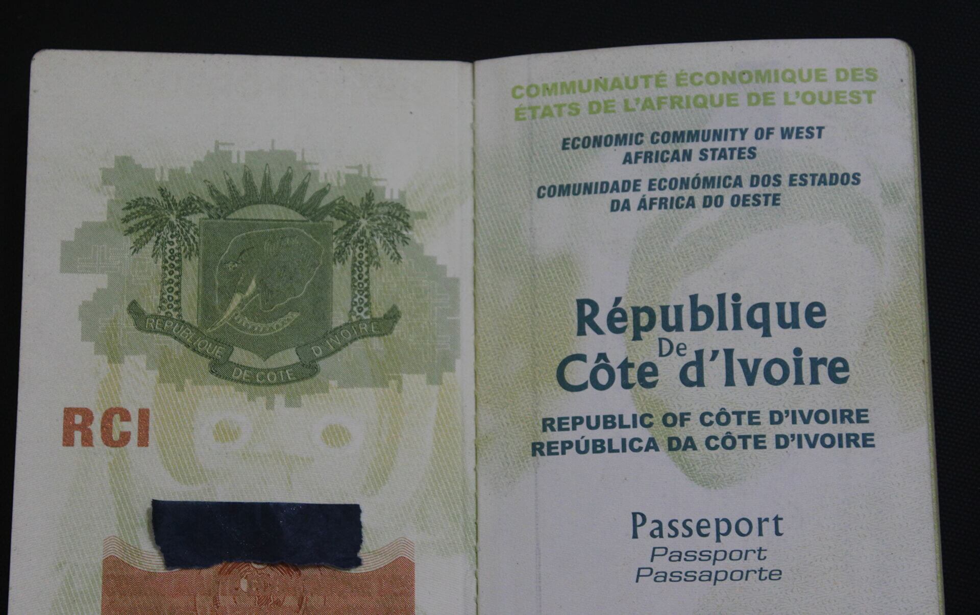 Ouattara peut-il refuser un passeport à un Ivoirien, lui hier « victime du délit de nationalité » ? Comment est-il-possible ?
