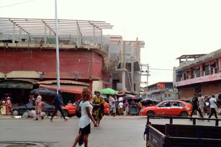 Côte-d’Ivoire Santé – Des vendeuses de médicaments prohibés bien installées au marché Roxy