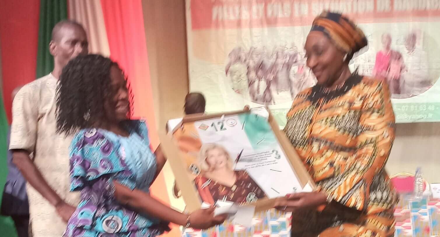Le geste de solidarité de Dominique Ouattara aux associations de personnes handicapées en Côte-d’Ivoire