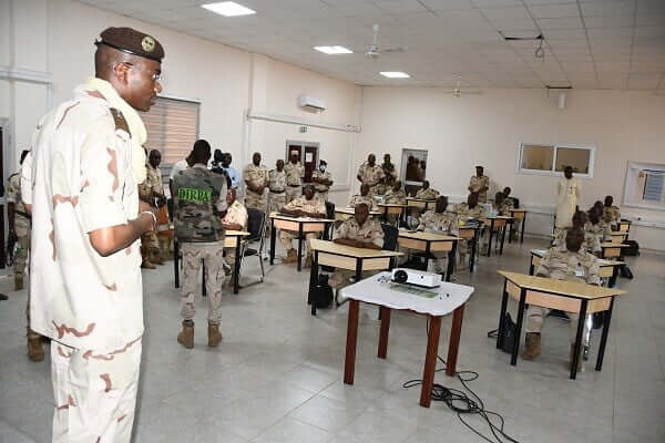 Au Mali le ministre de la Défense Sadio Camara rend visite aux stagiaires de l’Ecole de Guerre de Badalabougou