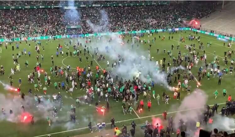Le football français englué dans la violence après de nouvelles émeutes à Saint-Etienne