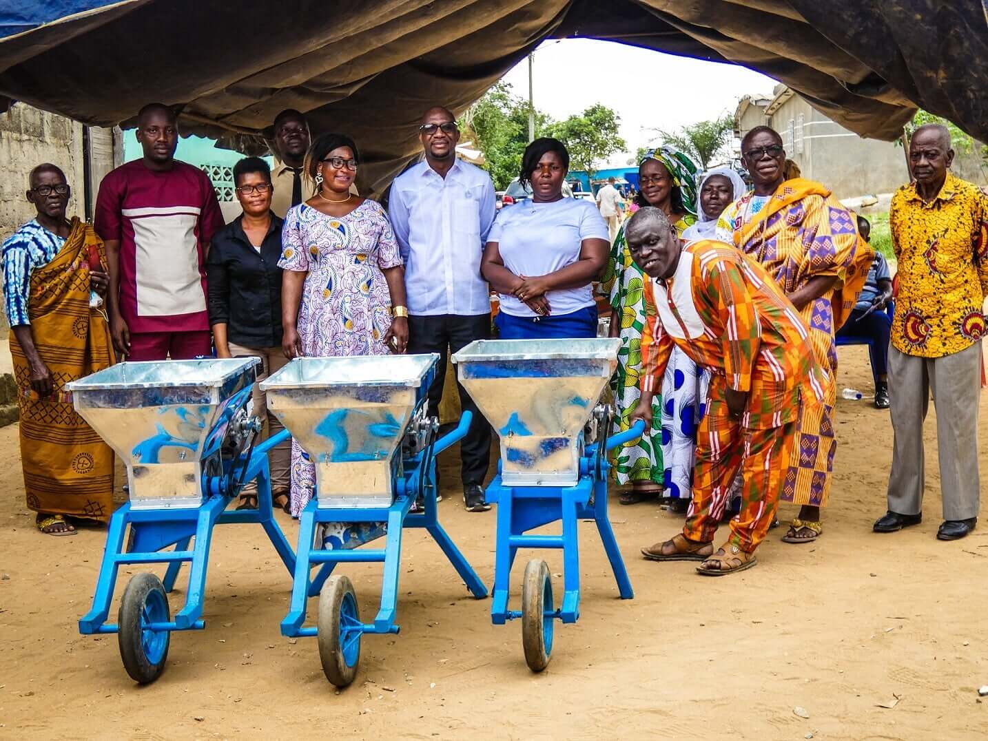 Des productrices d’Attiéké à Anokoi Amandjou reçoivent des broyeuses