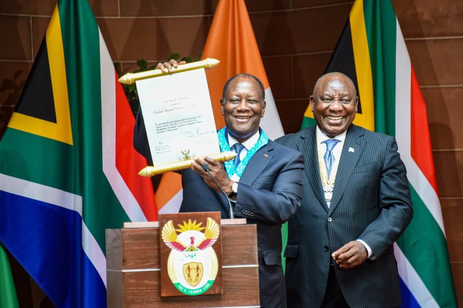 Élevé dans l’Ordre de l’Afrique du Sud, Ouattara donne les nouvelles des 49 soldats ivoiriens arrêtés au Mali depuis Pretoria